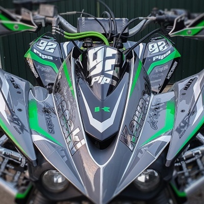 Quadro todoterreno cinza e verde com número 92 e grafismos de lobo