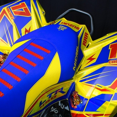 Assento de mota colorido azul e amarelo com números e texto em vermelho