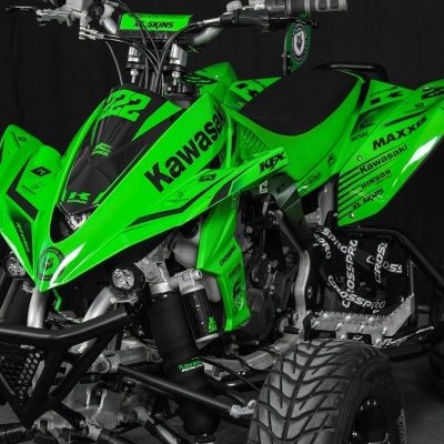 Quadro Kawasaki verde com detalhes a preto e pneus largos