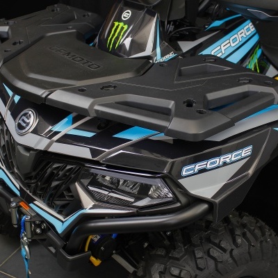 Veículo todo-o-terreno preto com detalhes azuis, texto CFORCE visível