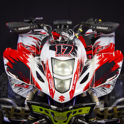 Quad de corrida branco, vermelho e preto com número 17 e proteção de guiador preta