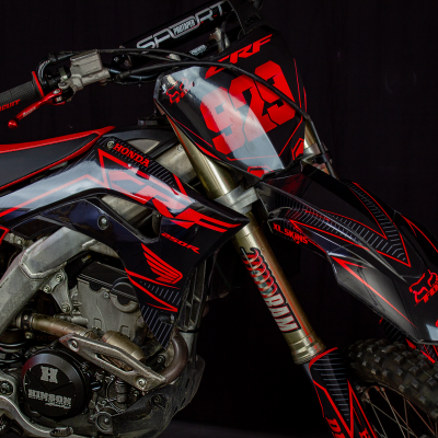 Motocross Honda preto e vermelho com número 92