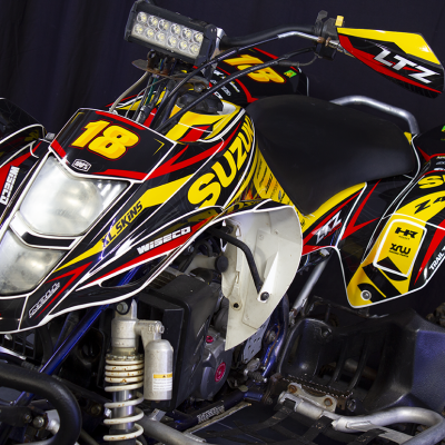 Quad Suzuki amarelo, preto e vermelho com número 18 e luz LED