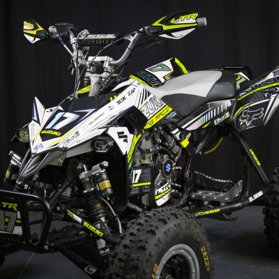 Quad Suzuki R450 preto, branco e amarelo com número 17 e pneus grossos