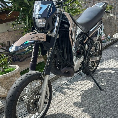 Motocicleta Yamaha preta e bege com gráficos 17