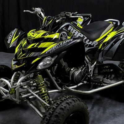 Quadriciclo desportivo preto e amarelo com texto RAPTOR