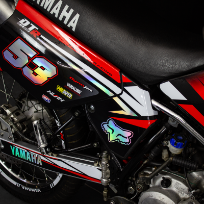 Parte traseira da moto Yamaha com número 53 e logótipo colorido