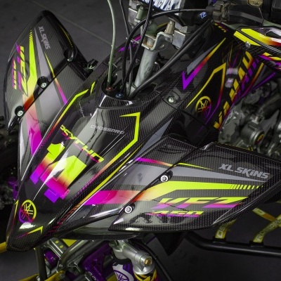 Quad preto com detalhes amarelos fluorescentes e roxos, textura de fibra de carbono e inscrições XL-SKINS e F5.