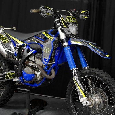 Motocross azul e preta com número 46 em fundo preto
