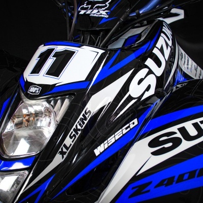 Detalhe da parte frontal de um veículo todo-o-terreno Suzuki azul, branco e preto com números e logótipos