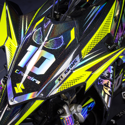 Quadro de karting com carenagem em fibra de carbono e detalhes amarelos com número 10 e texto C.Pereira