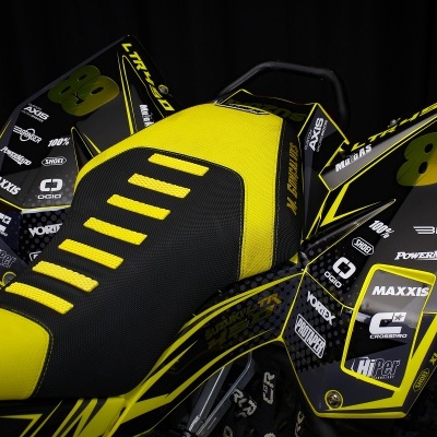 assento de mota amarelo e preto com autocolantes e número 89