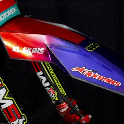 Parte de mota com autocolantes e componentes coloridos