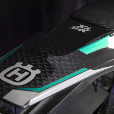 Assento de motociclo preto com carenagem preta, branca e verde e texto XL SX e logótipo branco