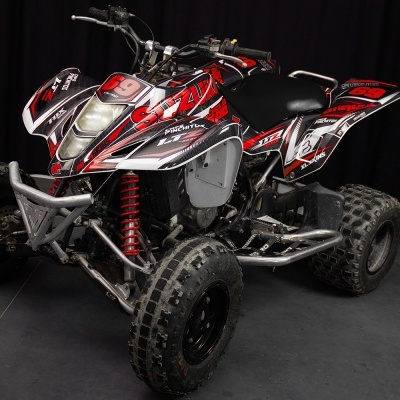 Quadriciclo todo-o-terreno preto, branco e vermelho com texto Racing 50cc