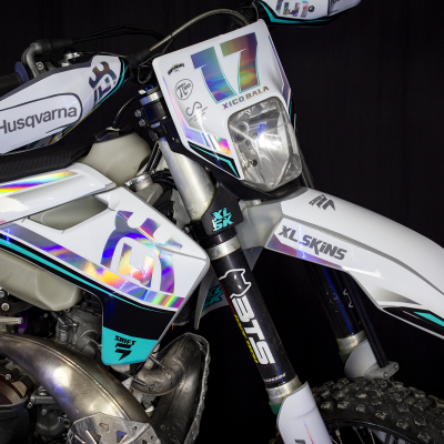 Motocross Husqvarna branca com detalhes holográficos e número 17