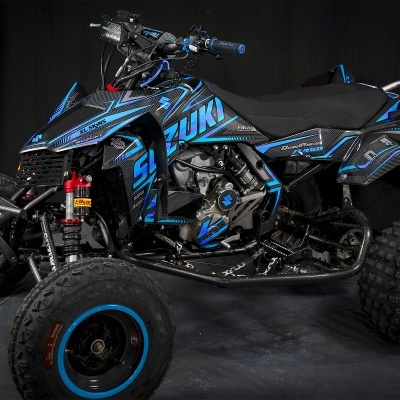 Quad preto com detalhes azuis e suspensão vermelha