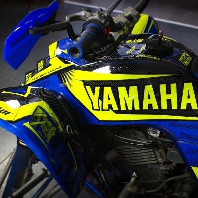 Motocross Yamaha azul e amarelo com texto YAMAHA