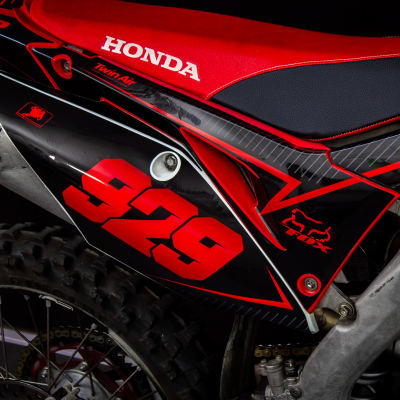 Motocross Honda vermelho e preto com número 929