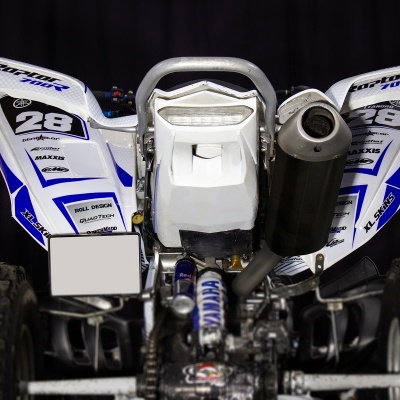 Quadriciclo branco com detalhes azuis e pretos visto de trás