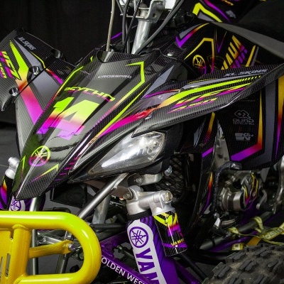 Quad preto com padrões geométricos neon e protetor amarelo