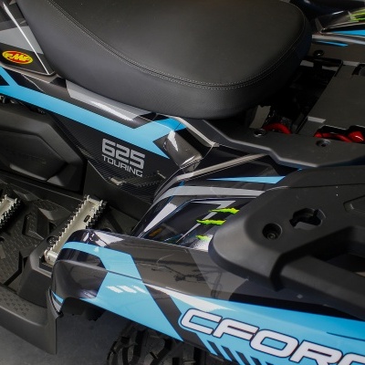 Detalhe do veículo CFORCE 625 TOURING com assento preto e pegadores metálicos