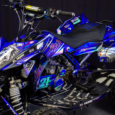 Quadro todo-o-terreno azul com autocolantes coloridos e número 21, assento preto em fundo escuro