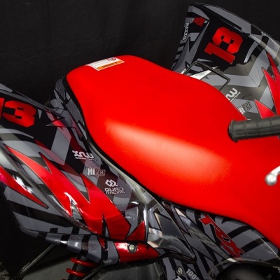 mota com assento vermelho e padrão grafico com número 13