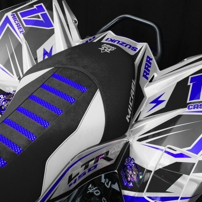 Assento preto de motocicleta com detalhes em azul e branco e número 17