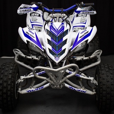 Quadriciclo branco e azul com texto VISITOR e Yamaha em fundo preto