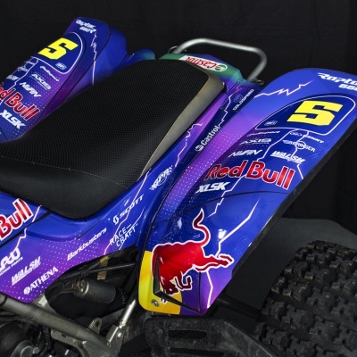 Quad azul e roxo com decoração Red Bull e número 5