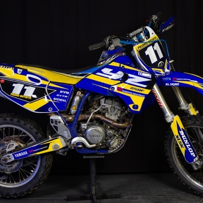 Moto de motocross Yamaha YZ 250F azul e amarelo com número 11 e nome Pedro Batista