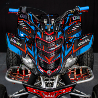 Quadriciclo com design preto, azul e vermelho, detalhes YAMAHA e número 08