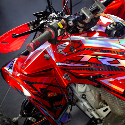 Quadriciclo ATV Honda vermelho com decoração gráfica e logos