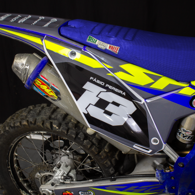 Mota de motocross azul e amarelo com número 13 e assento azul