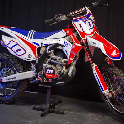 Motocross Honda vermelho, branco e azul número 10