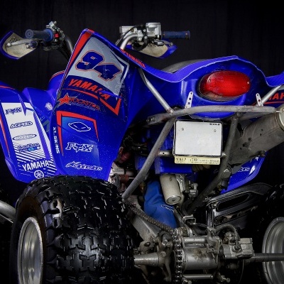 Quadro azul e branco de todo-o-terreno com pneus largos e motor exposto