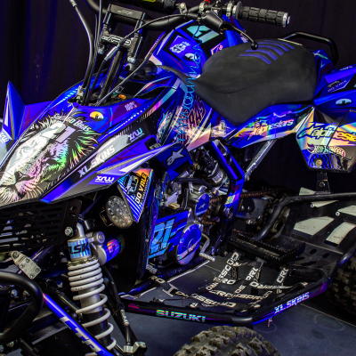 Quad ATV azul com gráficos, número 21, textura antiderrapante e assento preto