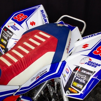 Assento de mota colorido com número 93 e logotipos Suzuki