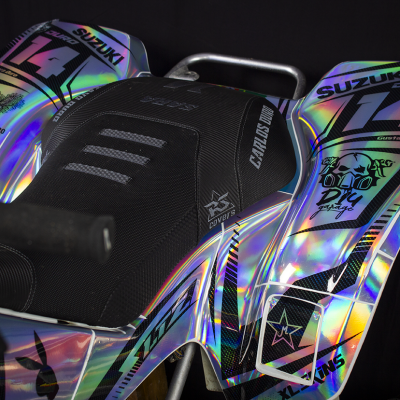 ATV com pintura holográfica colorida e assento preto texturizado