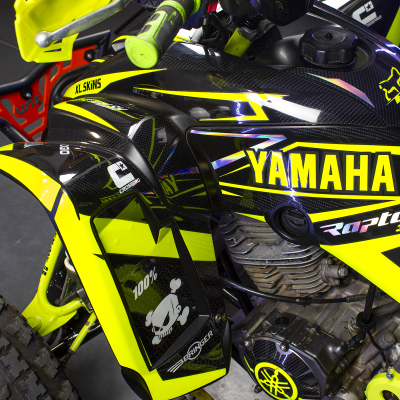 Quad Yamaha Raptor 350 preto e amarelo neon com detalhes de carbono e grafismos