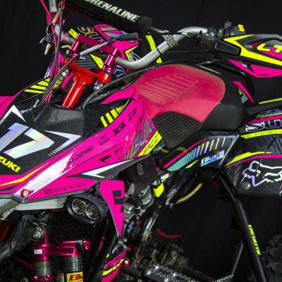 Quadro Suzuki rosa e amarelo neon com assento bicolor rosa e preto e número 17