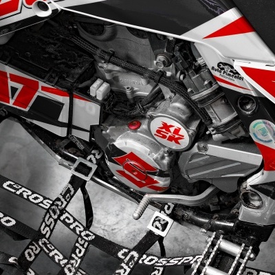 Moto de corrida com números e faixas vermelhas, correias com texto CROSS PRO e emblema sk