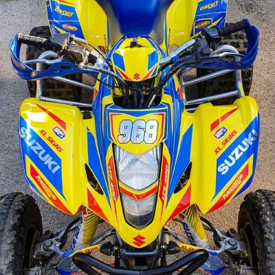 Quad Suzuki LTZ 400 colorido com número 968 e logótipo XL SKINS no chão