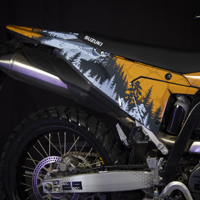 Mota Suzuki trail com pintura de árvores e pneus off-road