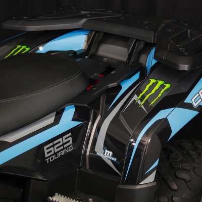 Veículo todo-o-terreno azul e preto com adesivos e assento preto