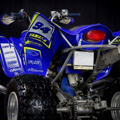 Quad Yamaha azul e amarelo com número 94 e texto Yamaha em fundo preto