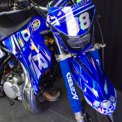 Motocross azul YAMAHA com gráficos e números 88