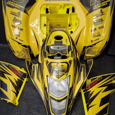 Peças amarelas da carenagem de motocicleta Suzuki com número 19 e logótipos