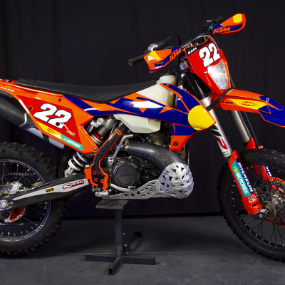 Motocross KTM com número 22 em fundo preto